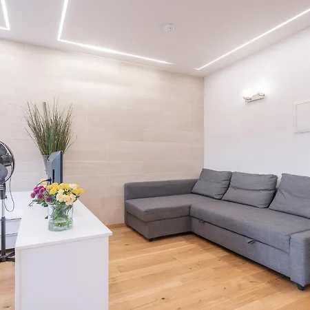 Gyneju Self Check-in - Lollo